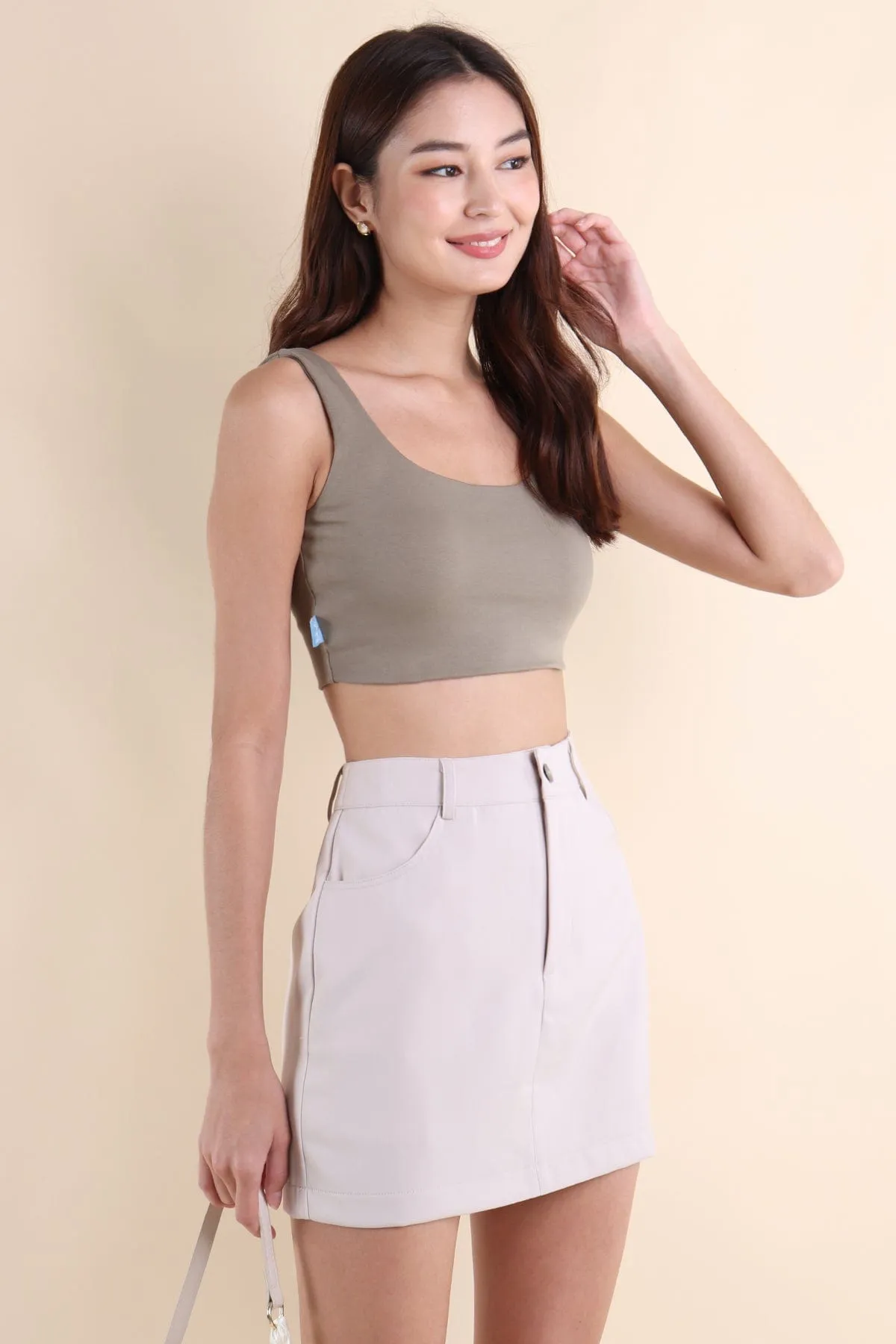 DARIS U-PADDED CROP TOP IN OLIVE