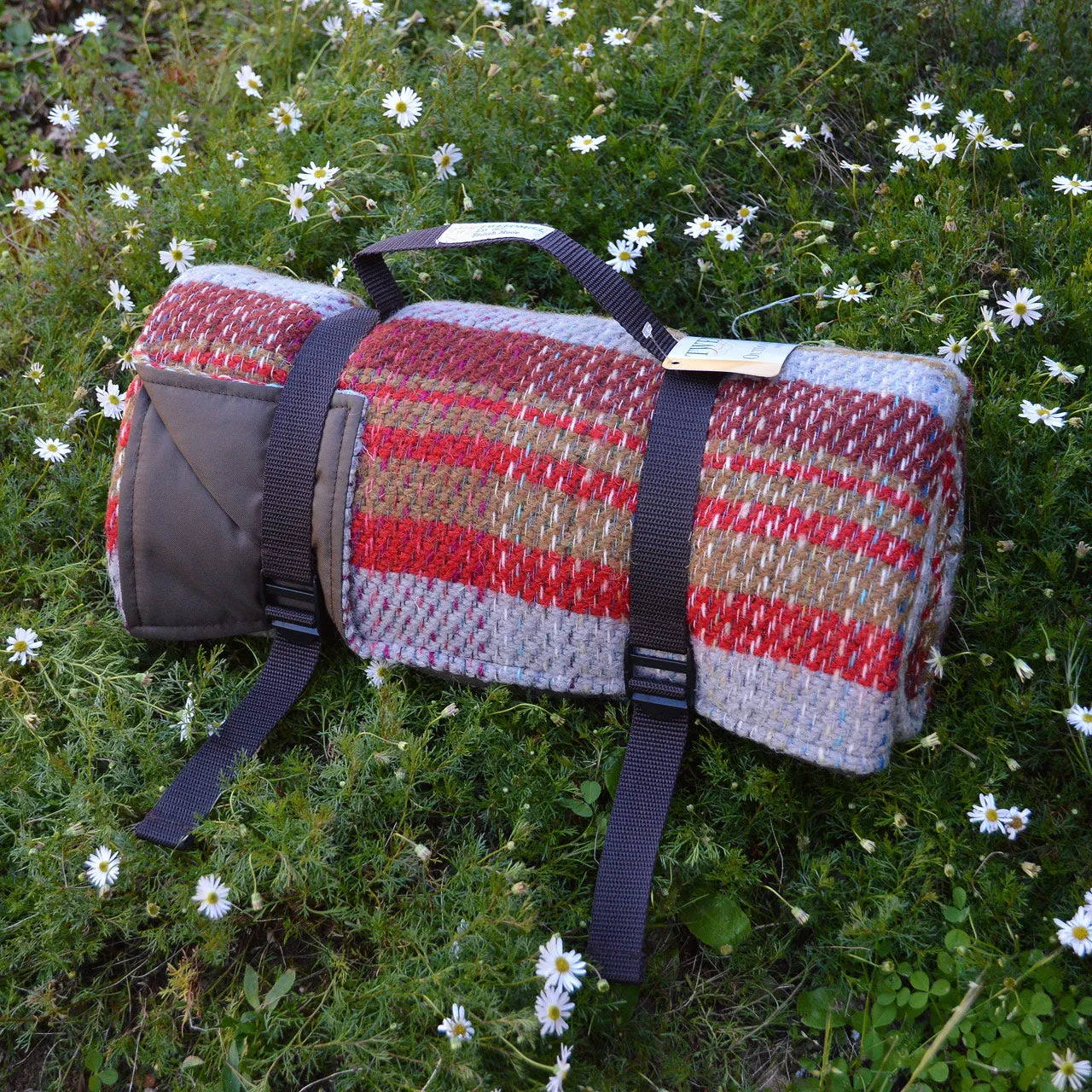 Roll-up Picnic Blanket with Handle in 100% Recycled Wool