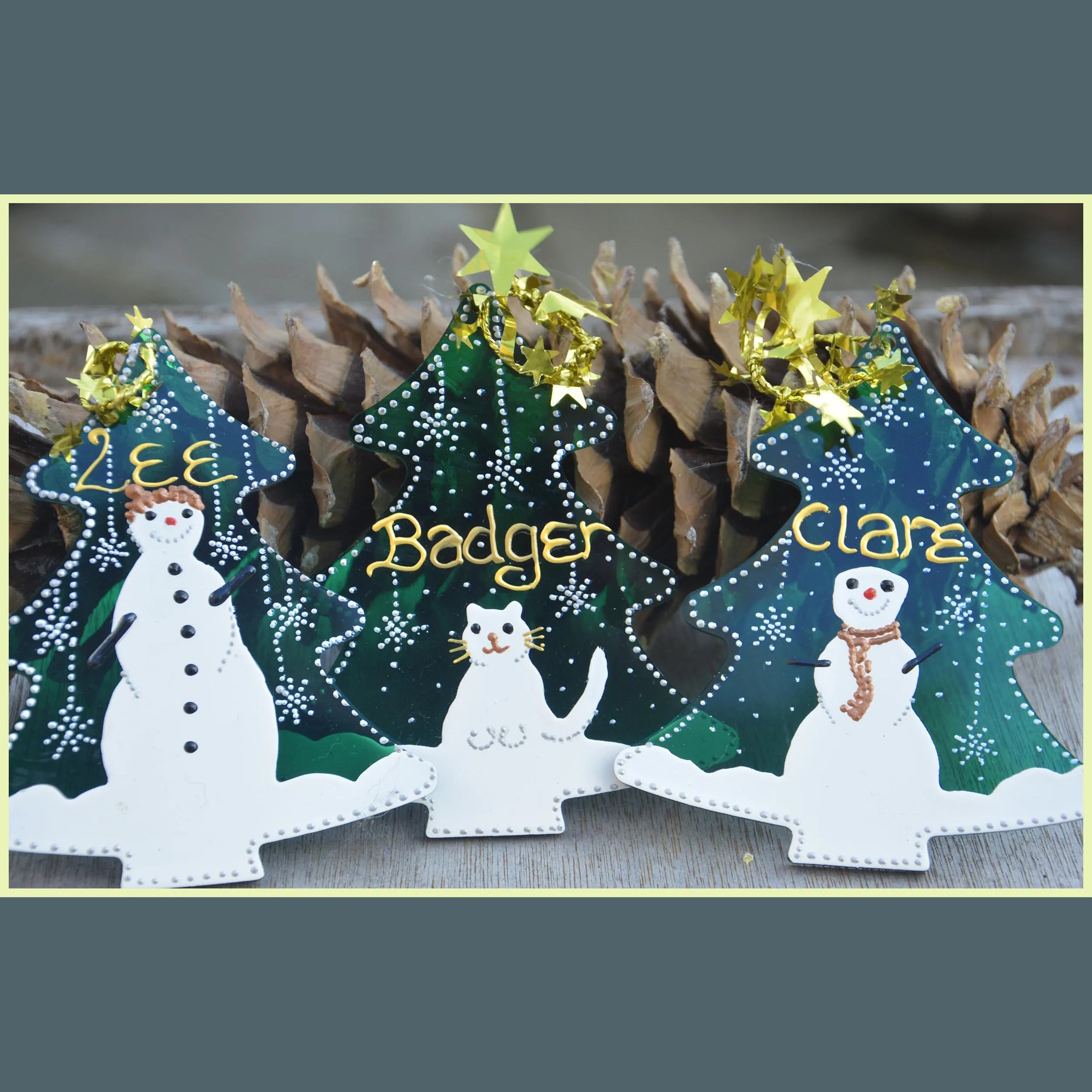 Snowman Family Gift Tags in TRADITIONAL GREEN